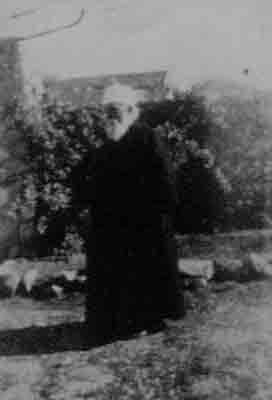 Abdu'l-Baha in garden
